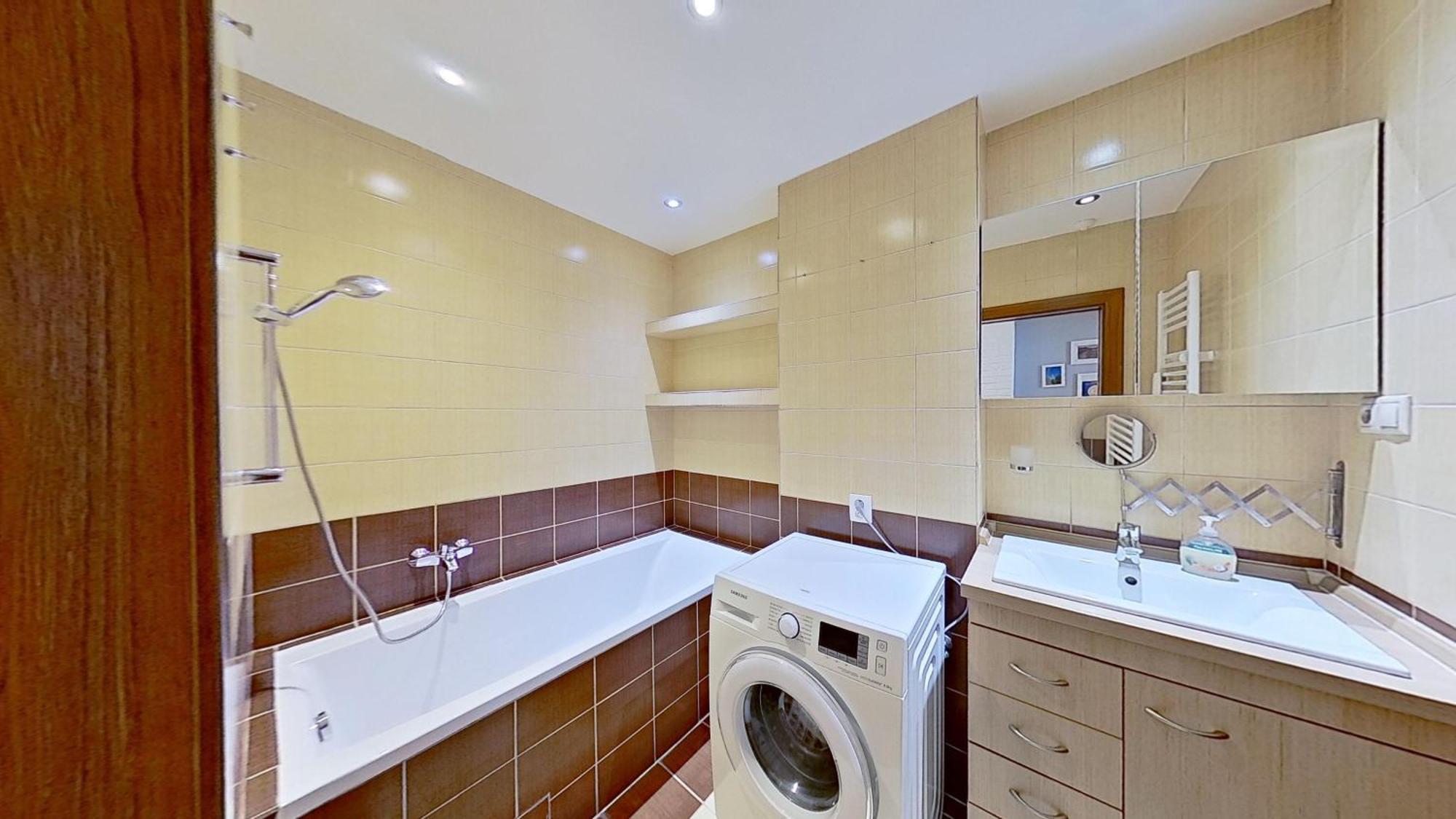 2Br Apt With Free Garage Parking, Close To The Historic Centre Bratislava Extérieur photo